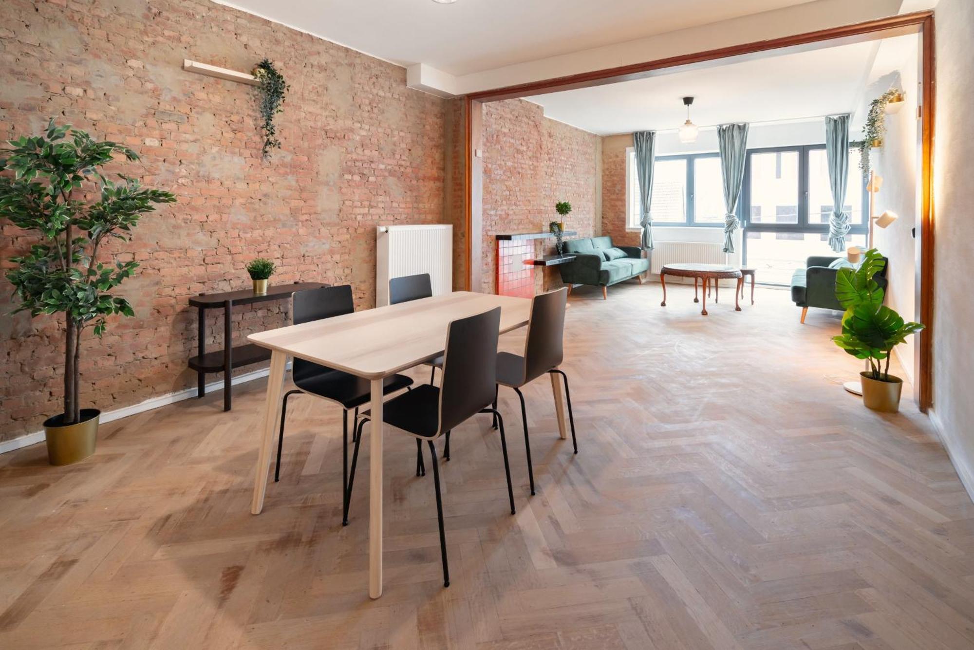 Charming And Spacious In The Heart Of Apartment